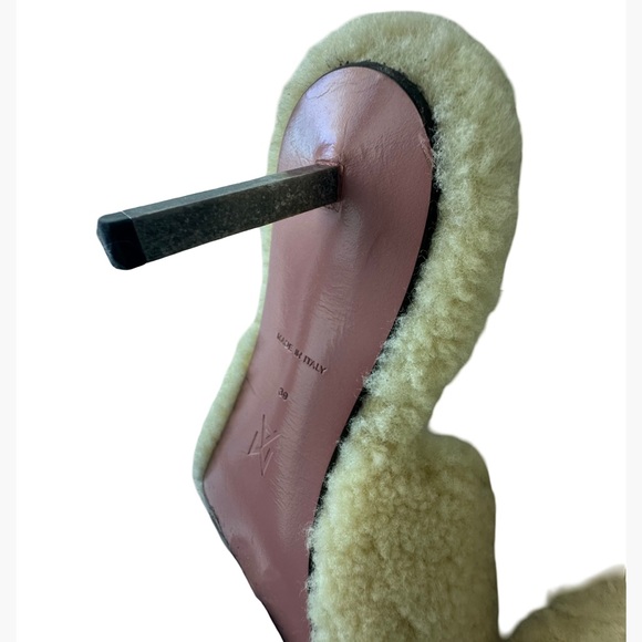 Amina Muaddi Millie Mellow Yellow Shearling Sandals size 39
Very good condition - Picture 6 of 12